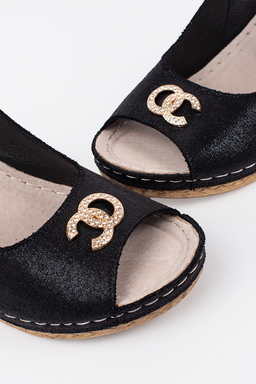 Schwarze Keilsandalen mit Schnalle Schwarze Keilsandalen mit Schnalle