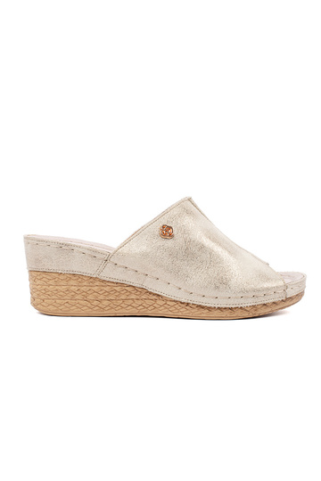 Gouden dames slippers op...