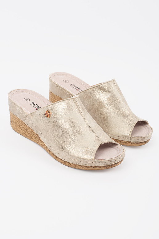 Gouden dames slippers op een wig