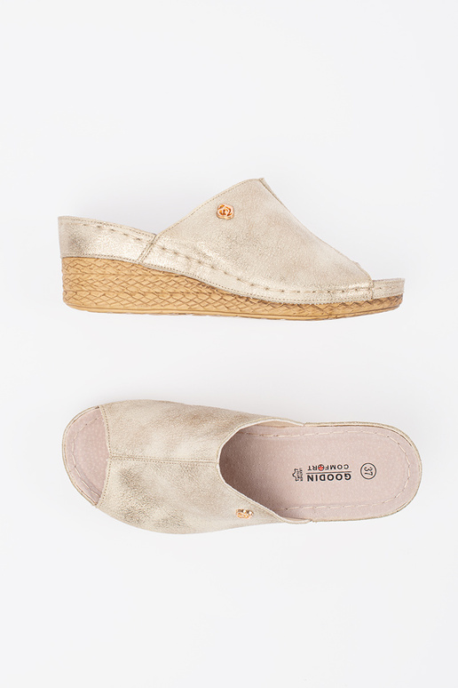 Gouden dames slippers op een wig