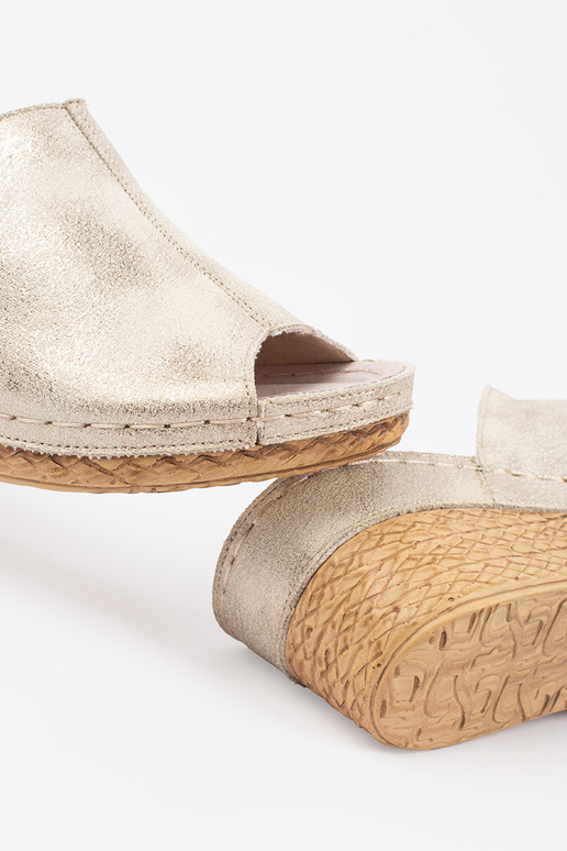 Gouden dames slippers op een wig