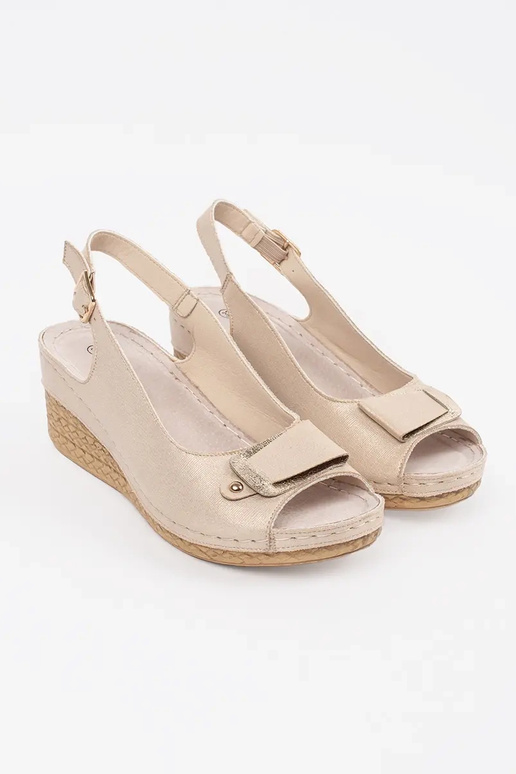Beige dames sandalen op een lage plateau