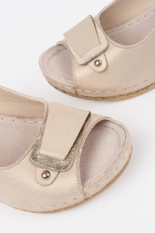 Beige dames sandalen op een lage plateau