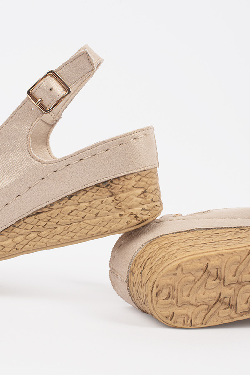 Beige dames sandalen op een lage plateau