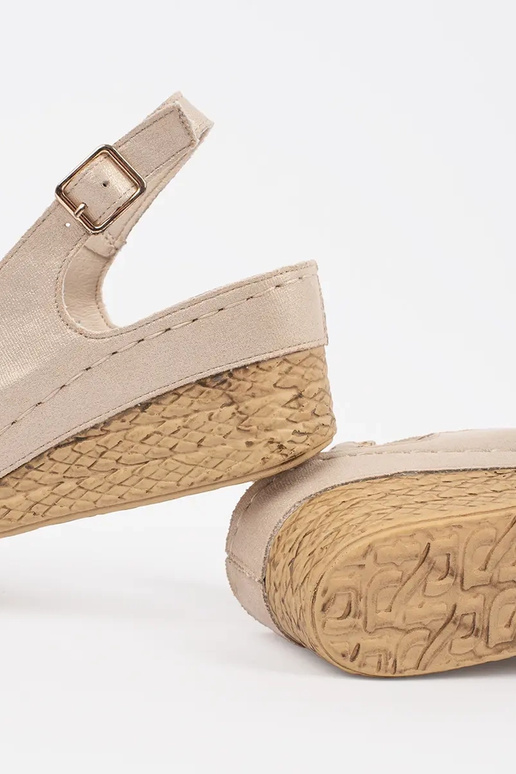 Beige dames sandalen op een lage plateau