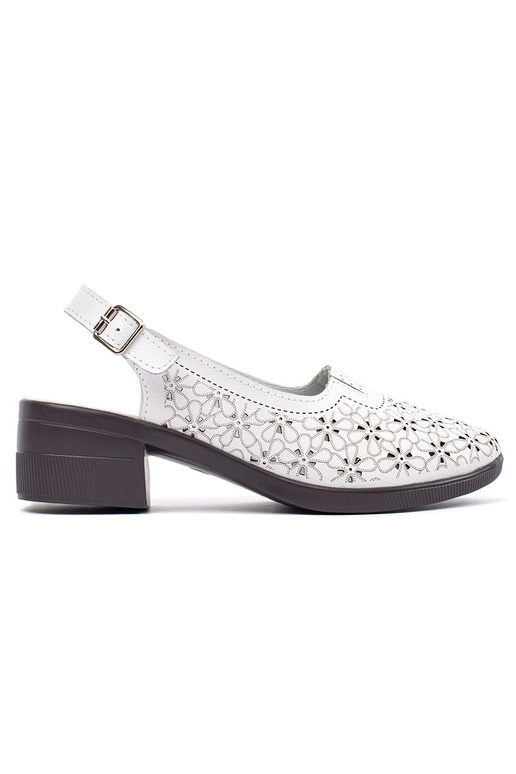 Witte open sandalen op een lage hak