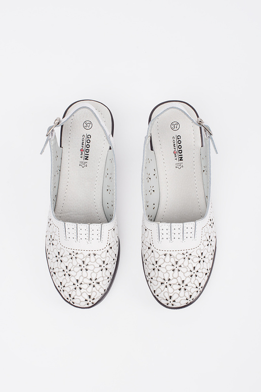 Witte open sandalen op een lage hak