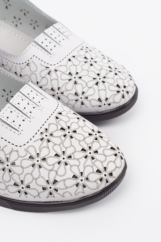 Witte open sandalen op een lage hak