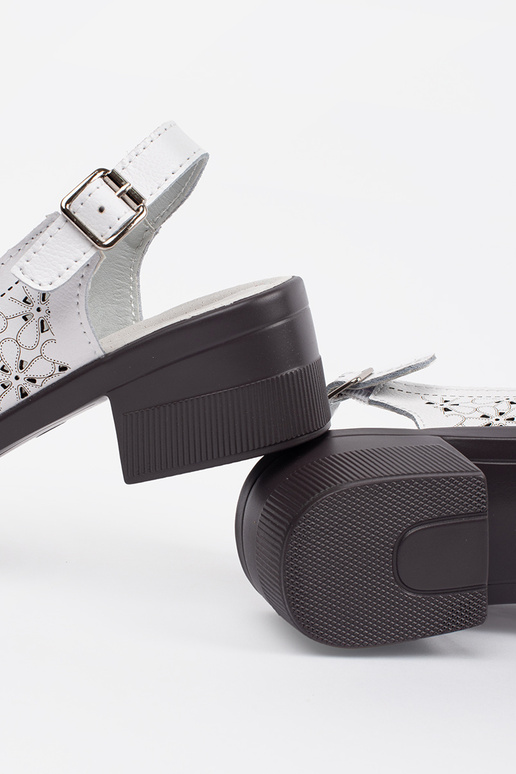 Sandales blanches à petit talon