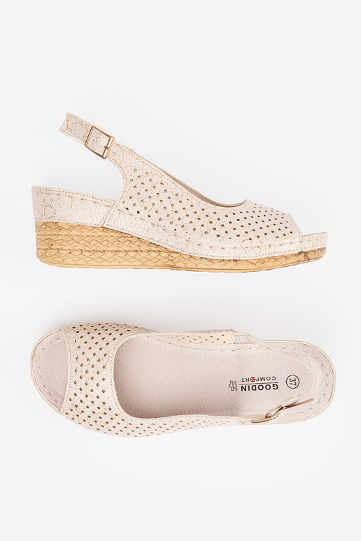 Zandkleurige opengewerkte sandalen Zandkleurige opengewerkte sandalen