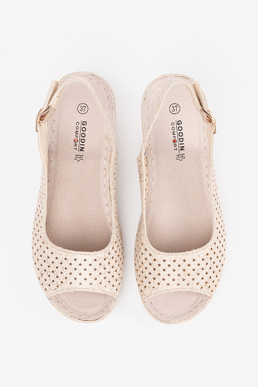 Zandkleurige opengewerkte sandalen Zandkleurige opengewerkte sandalen