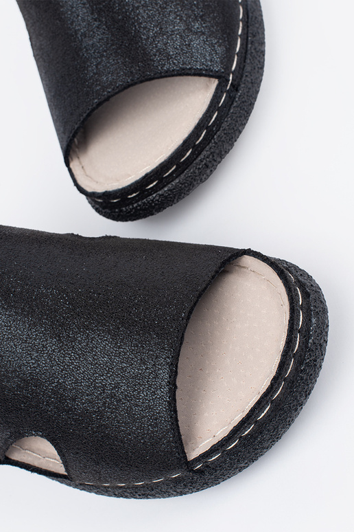 Sandales plates couleur noire avec... Sandales plates couleur noire avec...