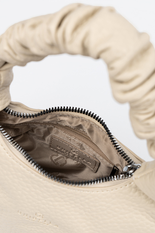 Blaue Handtasche mit dekorativem Schal