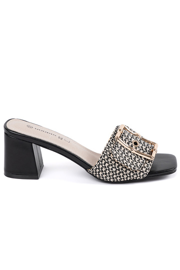 Chaussons noirs et blancs...