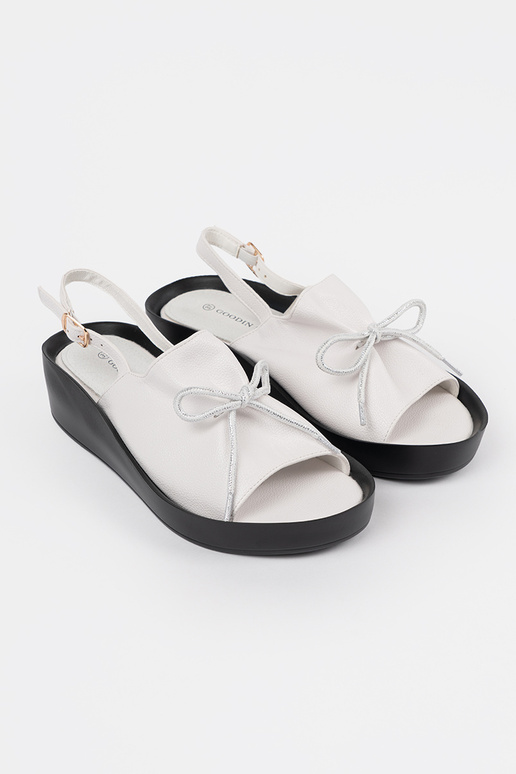 Witte dames sandalen op plateau met... Witte dames sandalen op plateau met...