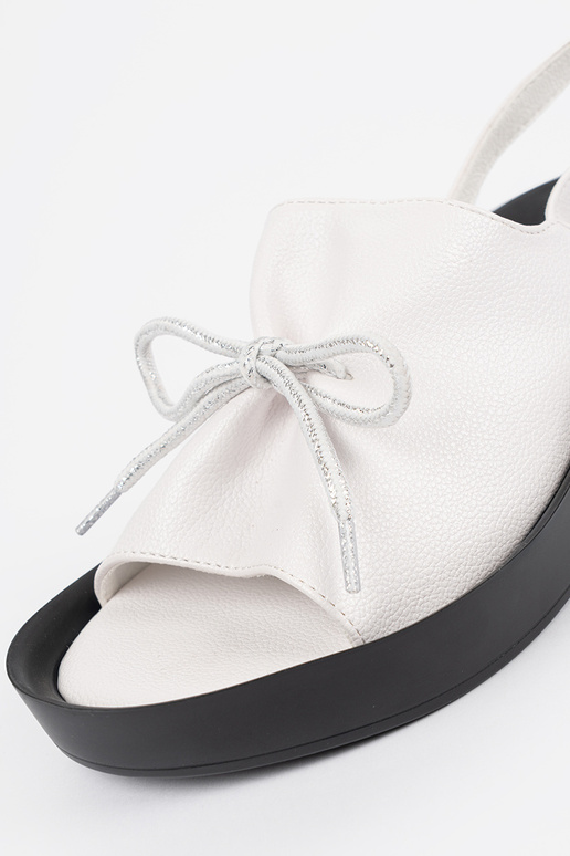 Witte dames sandalen op plateau met... Witte dames sandalen op plateau met...