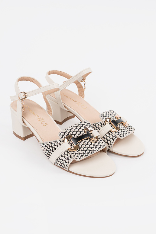 Dames witte sandalen op middelhoge hak Dames witte sandalen op middelhoge hak