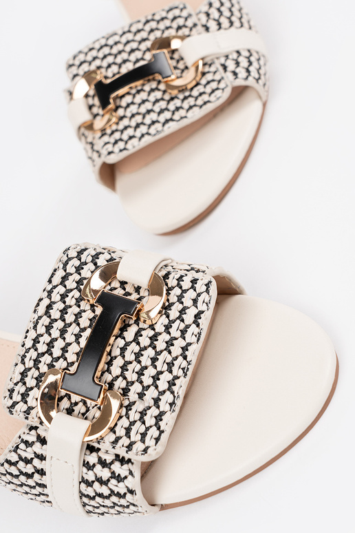 Dames witte sandalen op middelhoge hak Dames witte sandalen op middelhoge hak