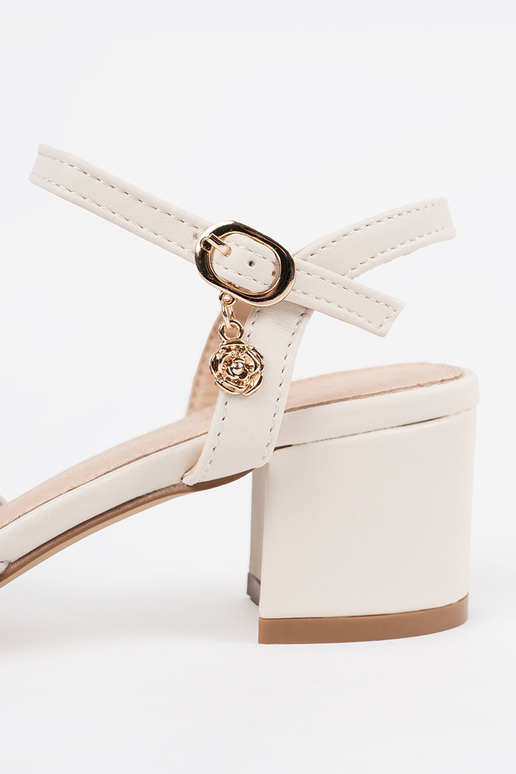 Damen weiße Sandalen auf mittelhohem...