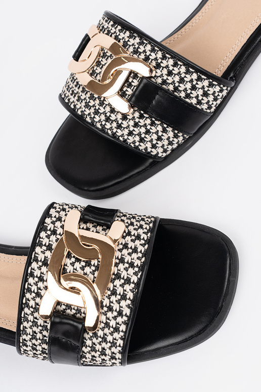 Chaussons noirs et blancs pour femmes... Chaussons noirs et blancs pour femmes...