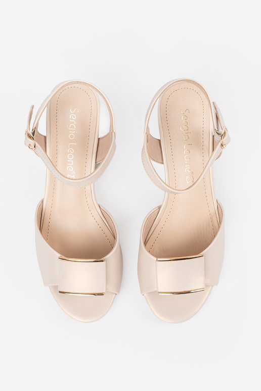 Bruine dames sandalen op een platte... Bruine dames sandalen op een platte...