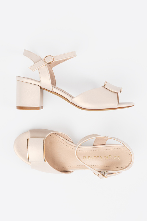 Bruine dames sandalen op een platte... Bruine dames sandalen op een platte...