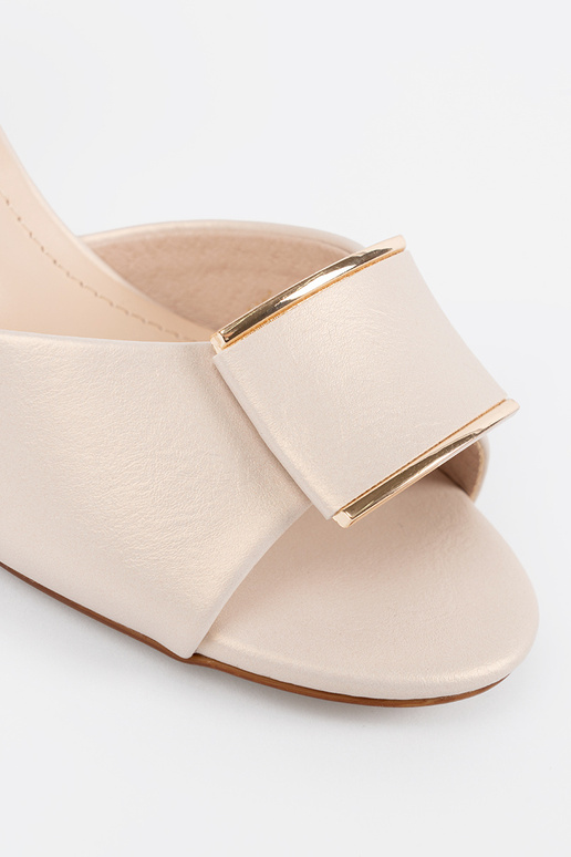 Bruine dames sandalen op een platte... Bruine dames sandalen op een platte...