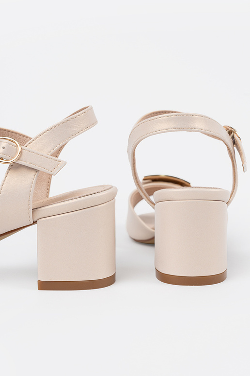 Bruine dames sandalen op een platte... Bruine dames sandalen op een platte...