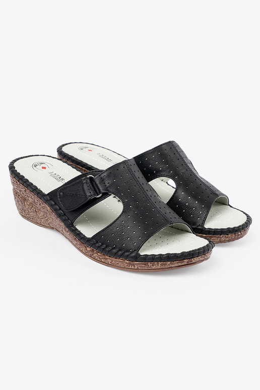 Slippers op platform met uitsparingen...