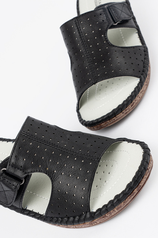 Slippers op platform met uitsparingen...