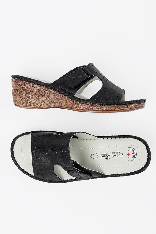 Slippers op platform met uitsparingen...