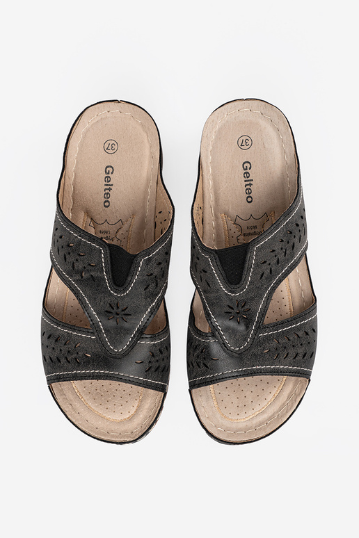 Hausschuhe mit Plateau in schwarzer... Hausschuhe mit Plateau in schwarzer...