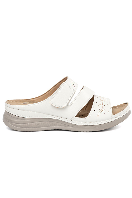 Chaussons sur une plateforme basse...