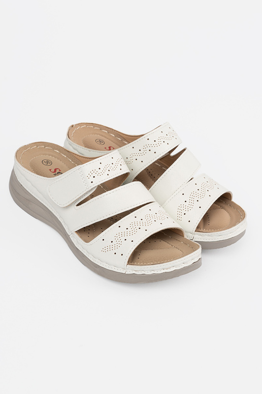 Schuhe auf niedriger Plattform in weiß