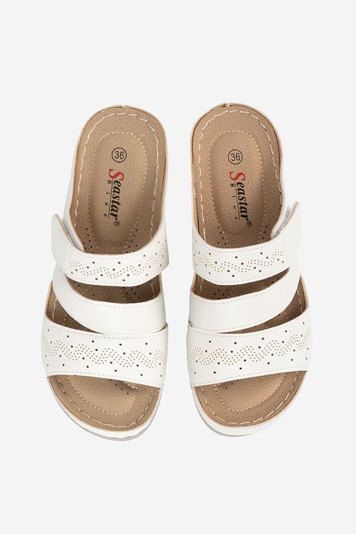 Slippers op een lage plateau in witte...