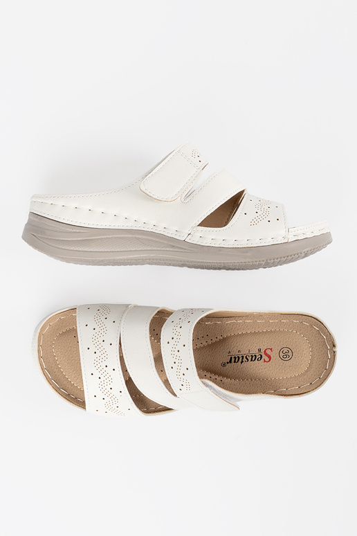 Chaussons sur une plateforme basse...