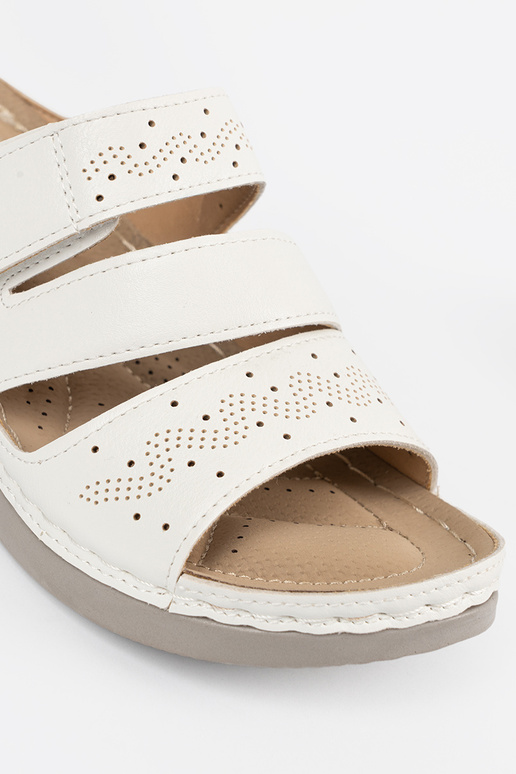 Slippers op een lage plateau in witte...