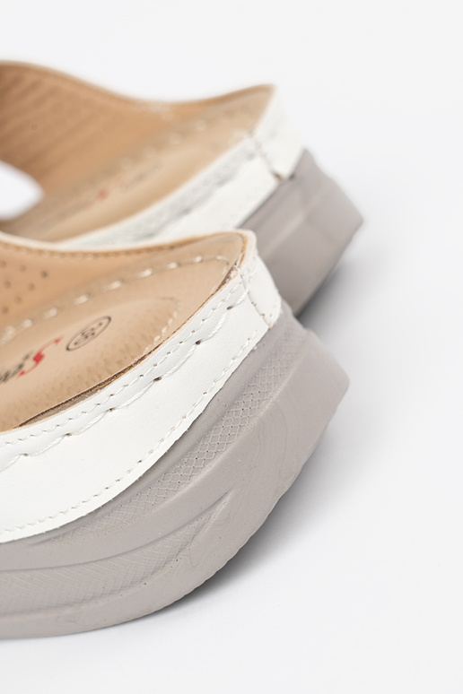 Chaussons sur une plateforme basse...