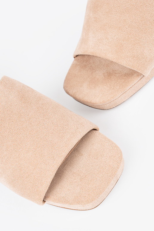 Dames slippers op hoge hakken in... Dames slippers op hoge hakken in...