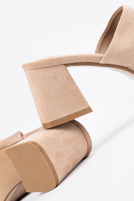 Dames slippers op hoge hakken in... Dames slippers op hoge hakken in...