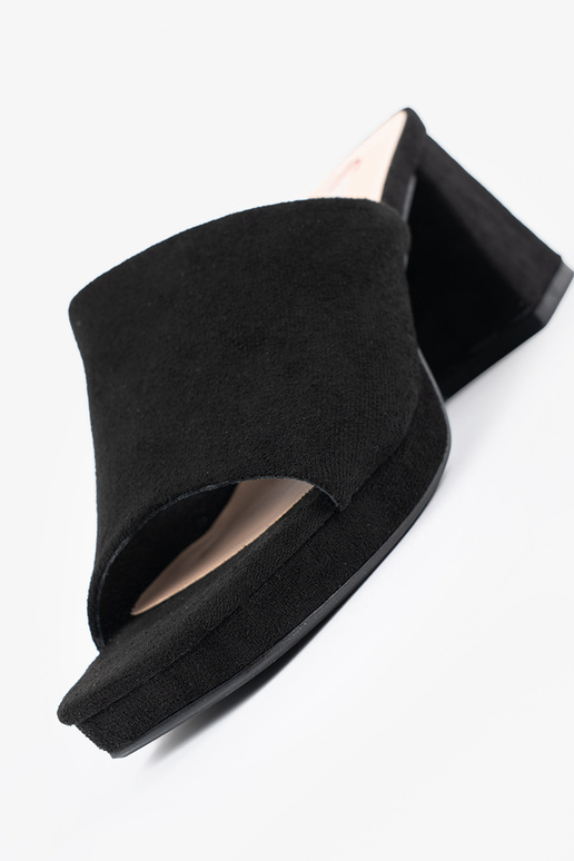 Damenpantoletten auf hohen Absätzen...