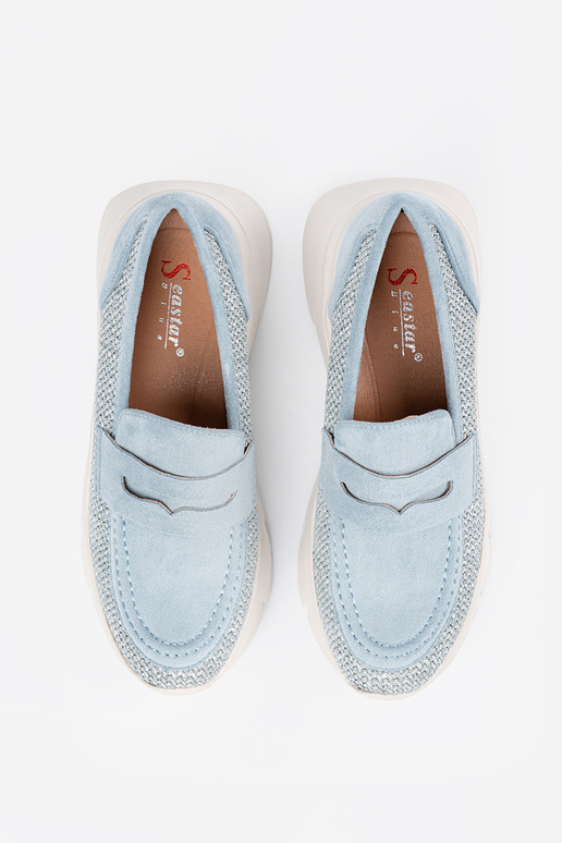 couleur bleue demi-chaussures sur une... couleur bleue demi-chaussures sur une...