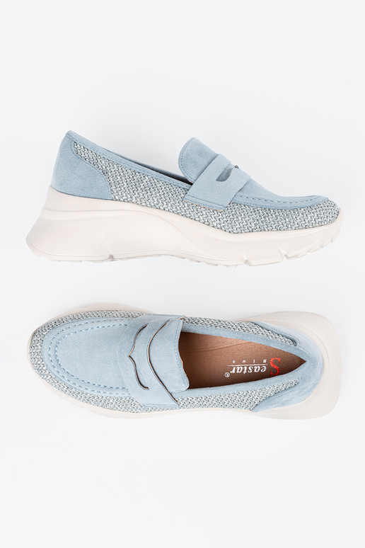 couleur bleue demi-chaussures sur une... couleur bleue demi-chaussures sur une...