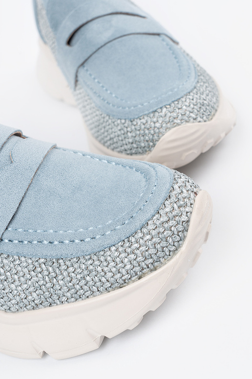 blaue Farbe Halbschuhe auf einer... blaue Farbe Halbschuhe auf einer...