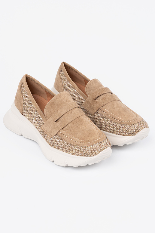 beige demi-chaussures sur une semelle... beige demi-chaussures sur une semelle...