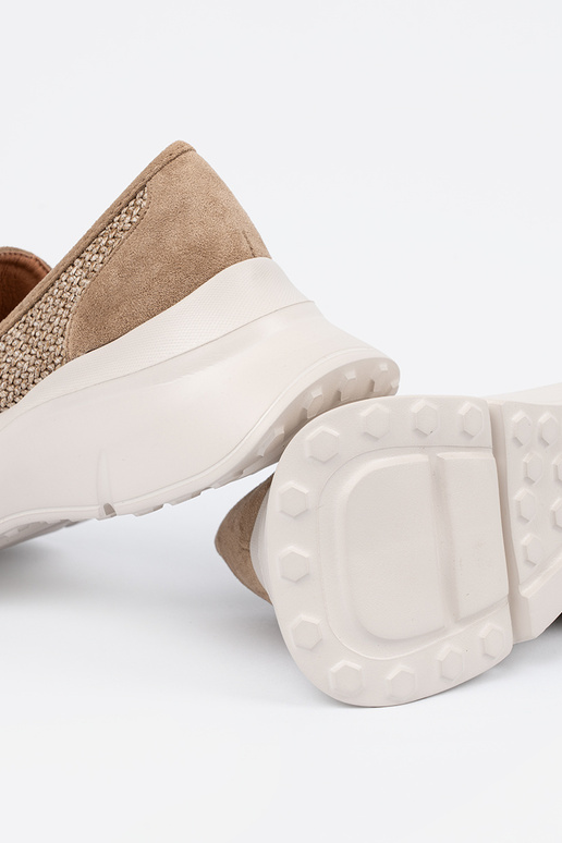 Beige Halbschuhe auf einer dicken Sohle Beige Halbschuhe auf einer dicken Sohle