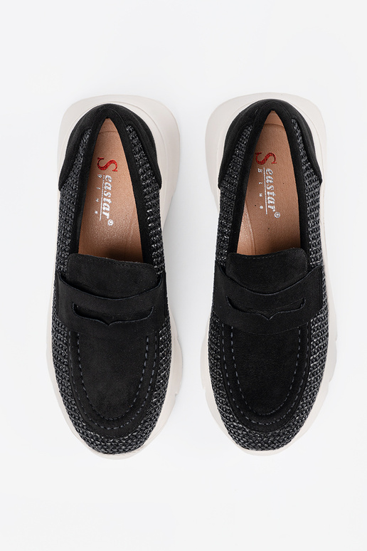 couleur noire demi-chaussures sur une... couleur noire demi-chaussures sur une...