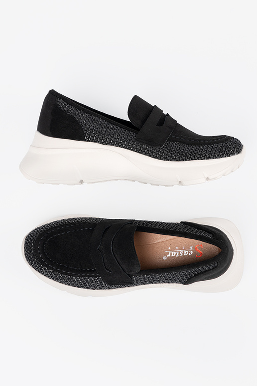 couleur noire demi-chaussures sur une... couleur noire demi-chaussures sur une...