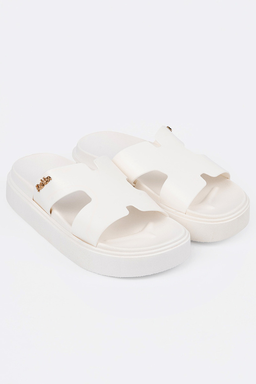 Chaussons femmes couleur blanche avec... Chaussons femmes couleur blanche avec...