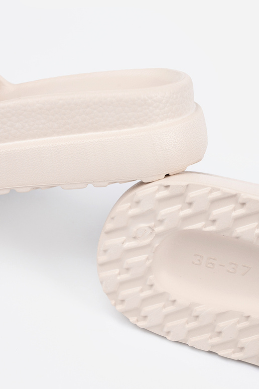 Chaussons femmes avec une plateforme... Chaussons femmes avec une plateforme...